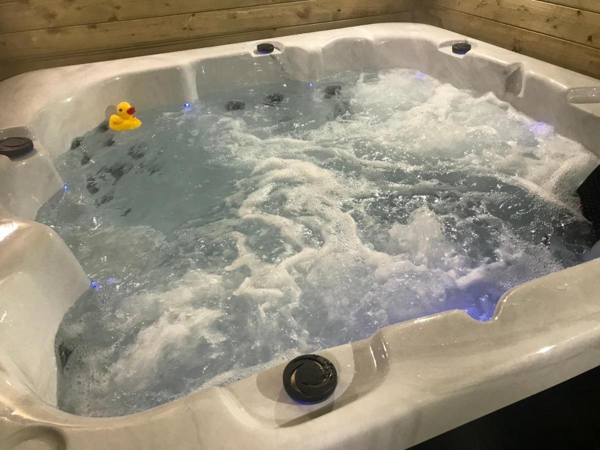 Hot Tub Hide Away Near Alton Towers Staffordshire Hotell Cheddleton Exteriör bild